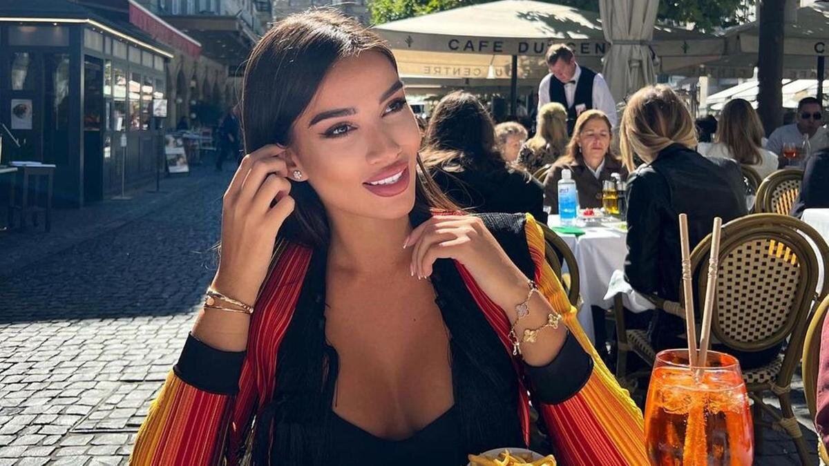    Мадлен:instagram.com/_m_a_d_l_e_n