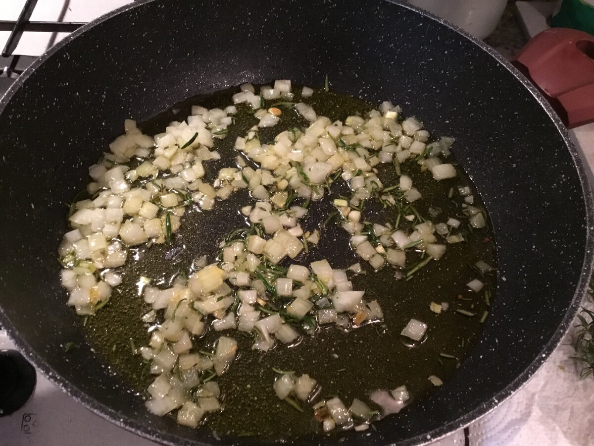 Начало классическое. Обжарим лук с розмарином. 