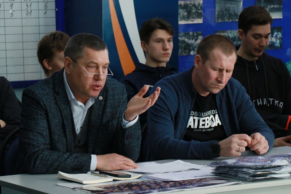     Генеральный директор Олег Пивунов (слева в очках) и главный тренер Виталий Казарин (справа) не смогли вывести команду в плей-офф