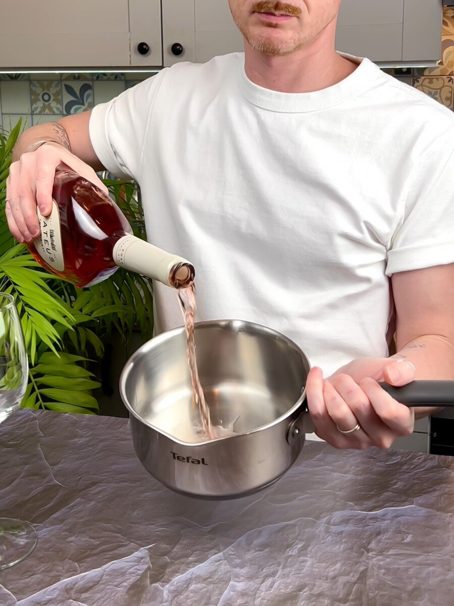 Налить вино и нагреть его до температуры 70 градусов