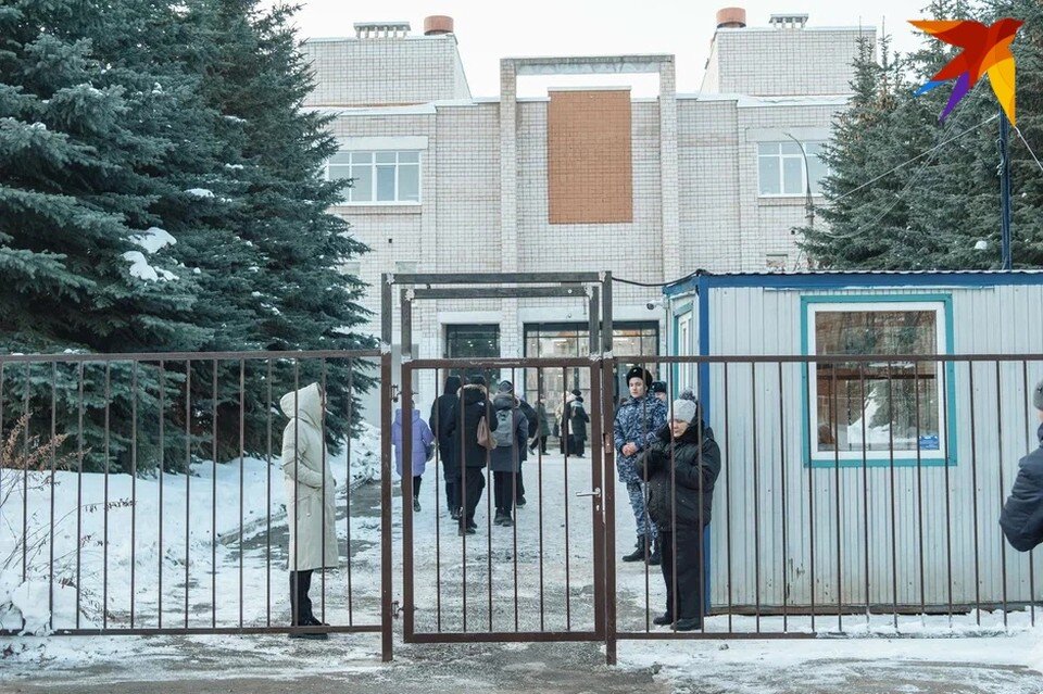     На входе в учебное заведение стоит дверь с электромагнитным замком Мария Бакланова