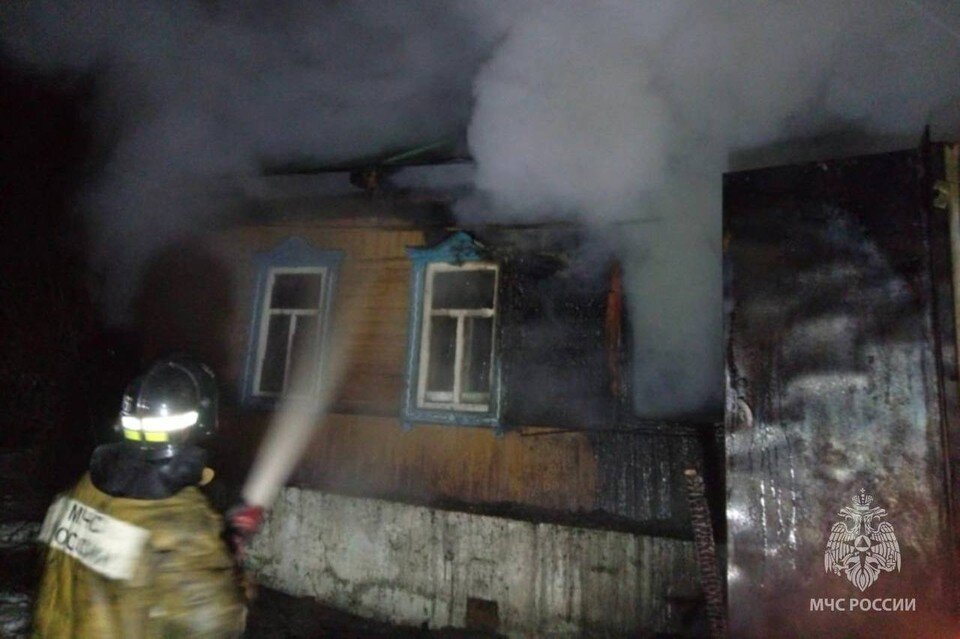     40-летний мужчина погиб в пожаре в деревянном доме под Липецком  Пресс-служба ГУ МЧС Липецкой области.