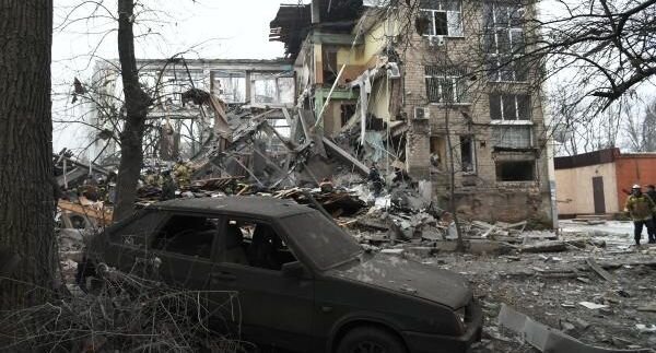 Последствия обстрела со стороны ВСУ торгового центра на проспекте Ильича в Калининском районе Донецка, 16 января 2023 года📷
