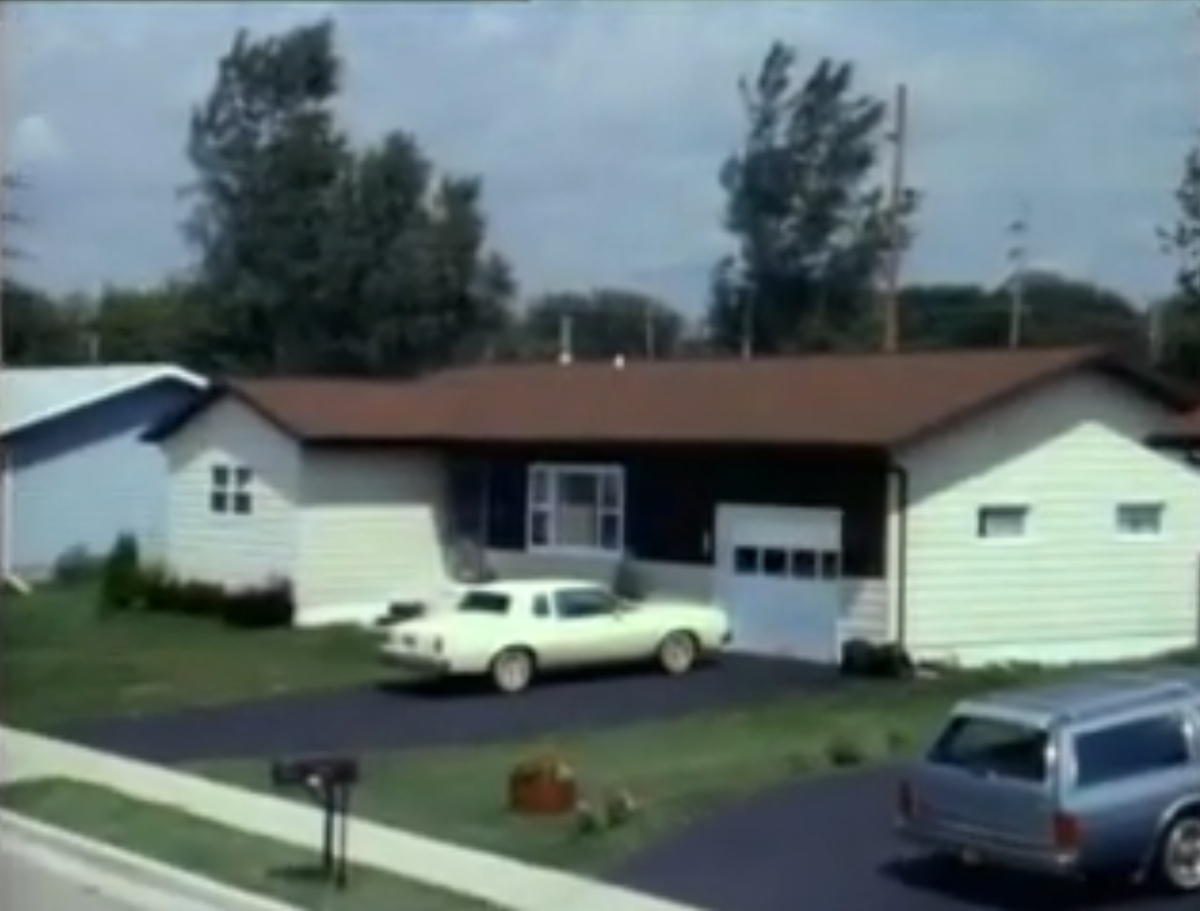 Дом, где жила семья Таллман. Кадр из документального фильма "Неразгаданные тайны: Дом Таллманов" (1988)