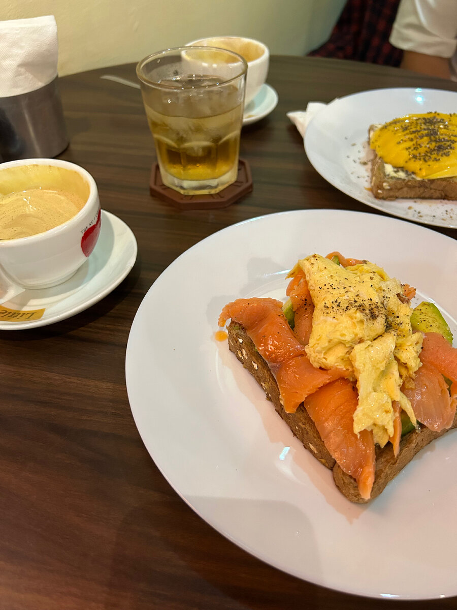 Кофе слева! 