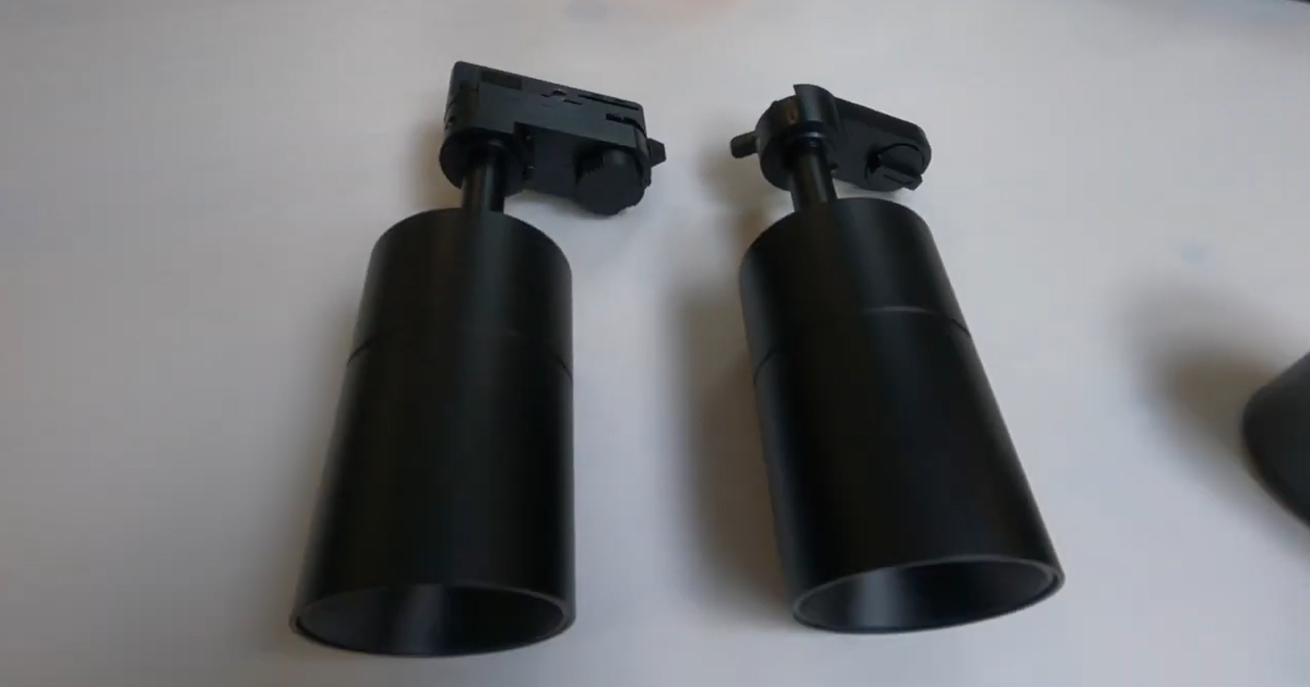 Визуально же светильники отличаются лишь с одной стороны, поэтому, если их продают в коробке, можно поторопиться и не заметить разницы. 

