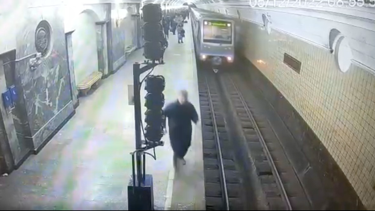 рельсы метро. станция савёловская метро москва серпуховско тимирязевской линии. человек на путях метро москва. мужчина упал на рельсы в метро. в москве упал человек на рельсы метро.