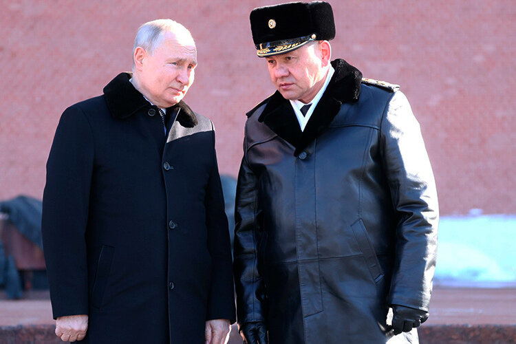    На фоне сообщений из Брянской области Владимир Путин отменил поездку в Северо-Кавказский федеральный округ. Путин получает доклады о ситуации в Брянской области от главы минобороны РФ Сергея Шойгу (справа), Росгвардии и ФСБ, а также брянского губернатора Фото: kremlin.ru