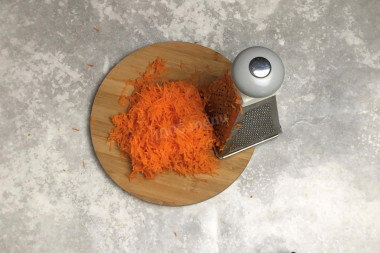 ШАГ 2:
Морковь хорошо помойте, обсушите и очистите. Натрите ее на мелкой терке. Чем мельче будет натерта морковь, тем желтее получится печенье.