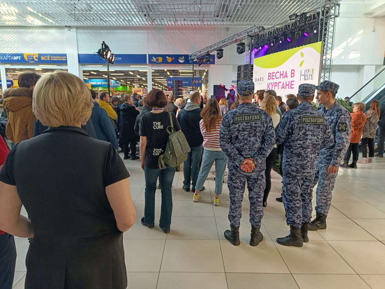    При входе в ТРЦ стояли полицейские, внутри дежурили сотрудники Росгвардии