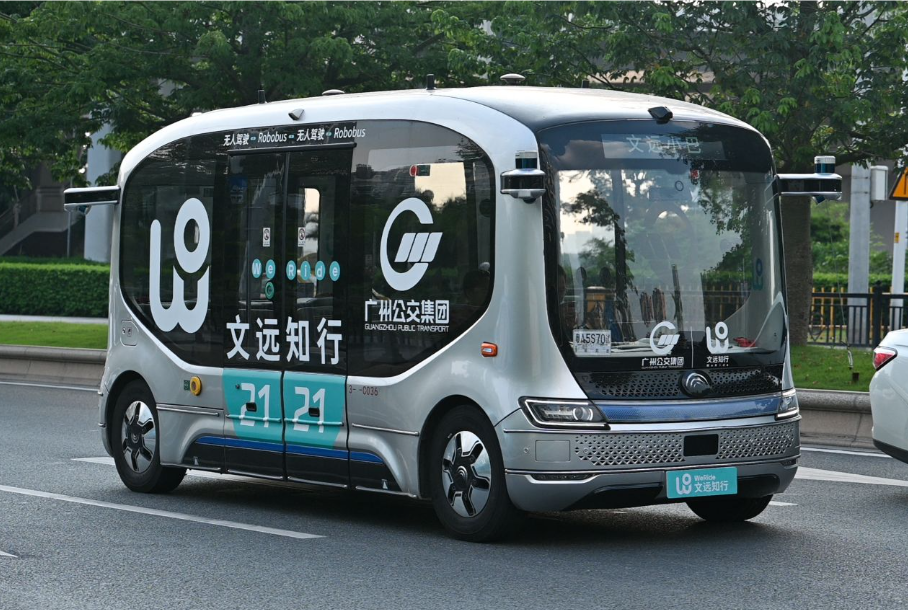    Беспилотные мини-автобусы уже ездят в Китае /STR/AFP via Getty Images