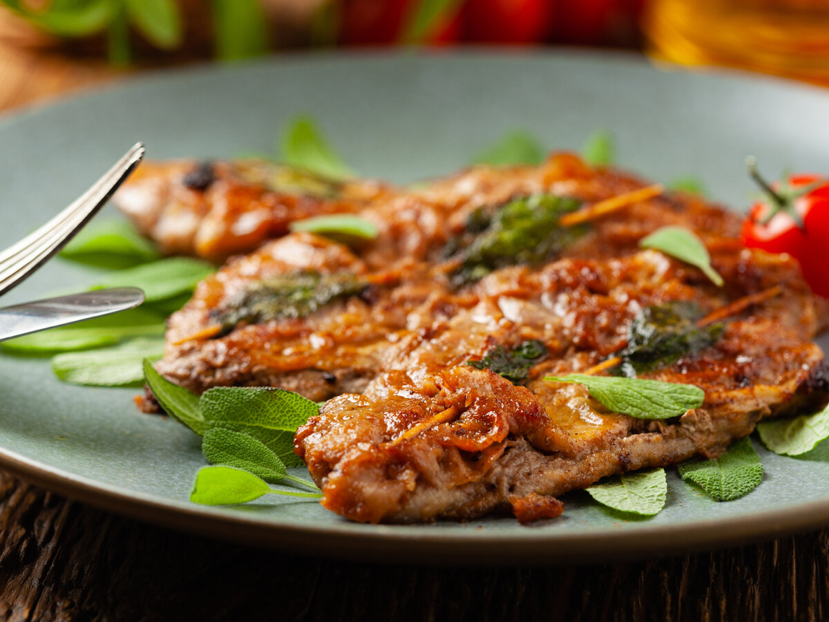 Шницель из телятины с шалфеем и пармской ветчиной.