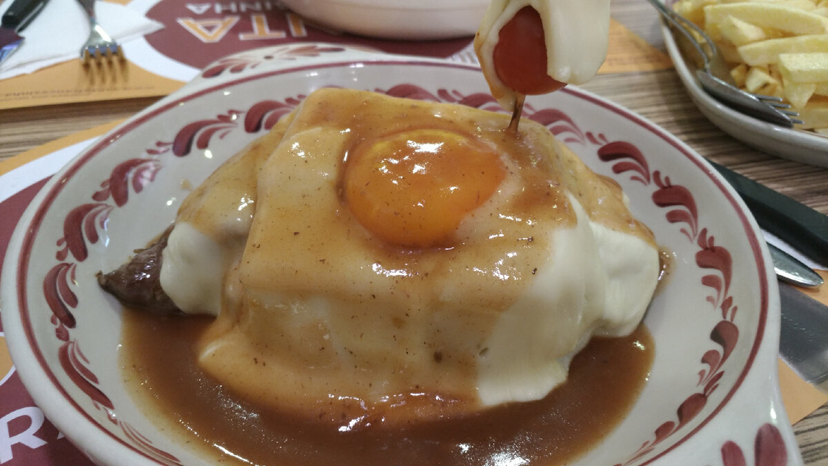 Франсезинья (сендвич с несколькими видами мяса, сыром, запеченный в пивном соусе)