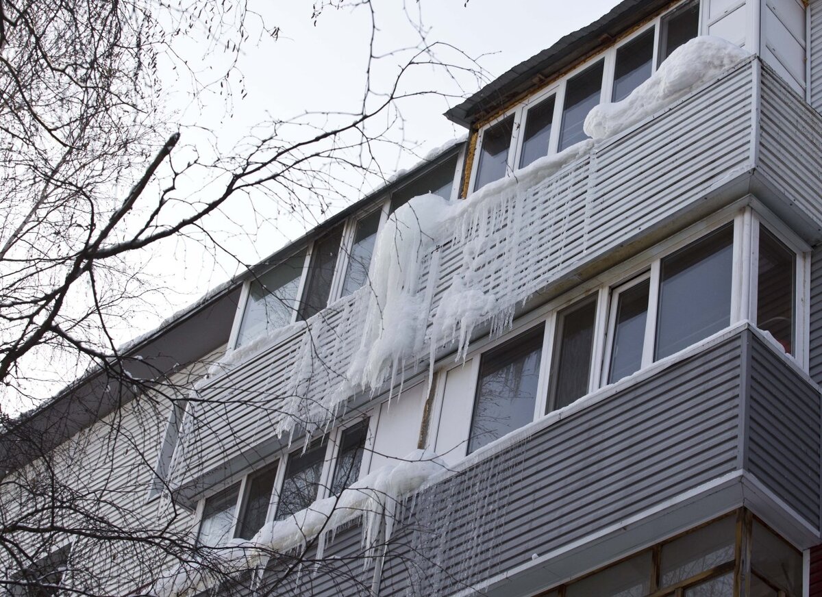    В Сургуте мужчина пострадал от падения глыбы льда с крыши