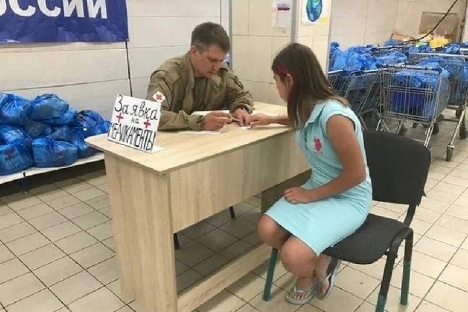    Доктор Харчиков ведет прием в центре гуманитарной помощи в зоне СВО.
