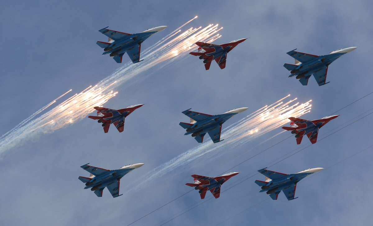 Российские самолеты Су-27 и МИГ-29 пролетают над Красной площадью во время парада в Москве 9 мая