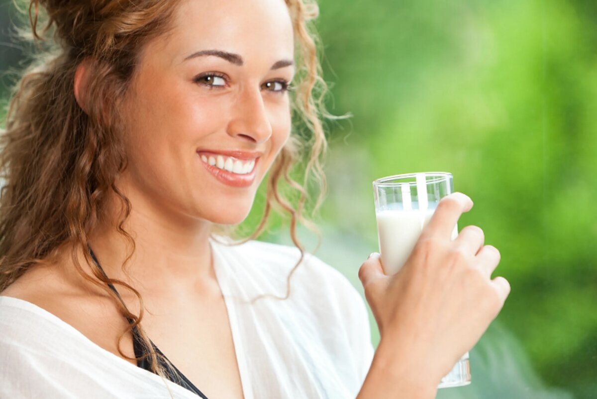С удовольствием пьют. Девушка пьет молоко. Девушка с молоком. Девушка в кефире. Здоровая женщина.