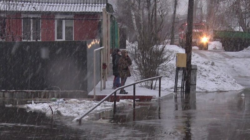 Фото последствий паводка овчинка улица энергетиков В селах Бузулукского района подтапливает подвалы и придомовые территории Оренбур