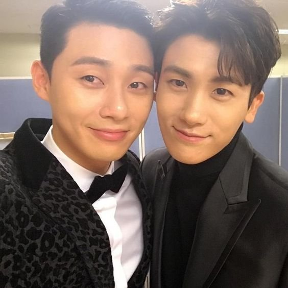 На фото он справа