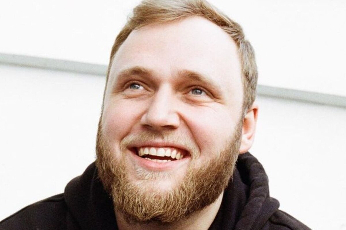     «Он поймал букет невесты!»: комик из шоу «Что было дальше?» Илья Макаров тайно женился