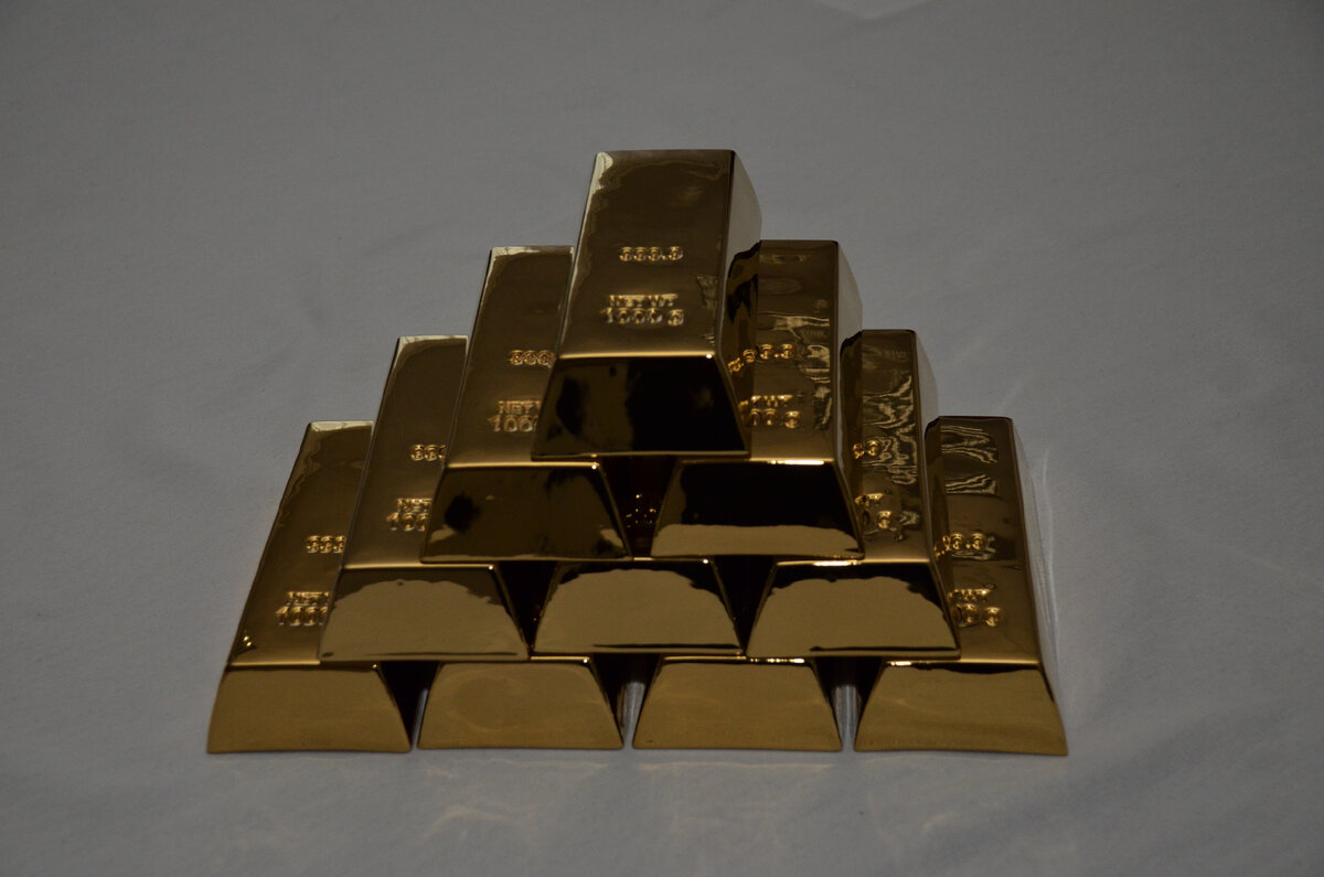 Это тоже фарфор. Однако размеры их в точности соответсвуют золотым слиткам 12,4 кг.