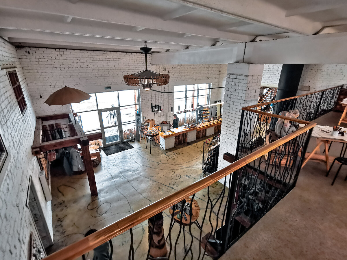 Абсолютно никого из туристов! Поснимали интерьер тихо и спокойно. Даже никого не нужно "замазывать" на обработке фото😁