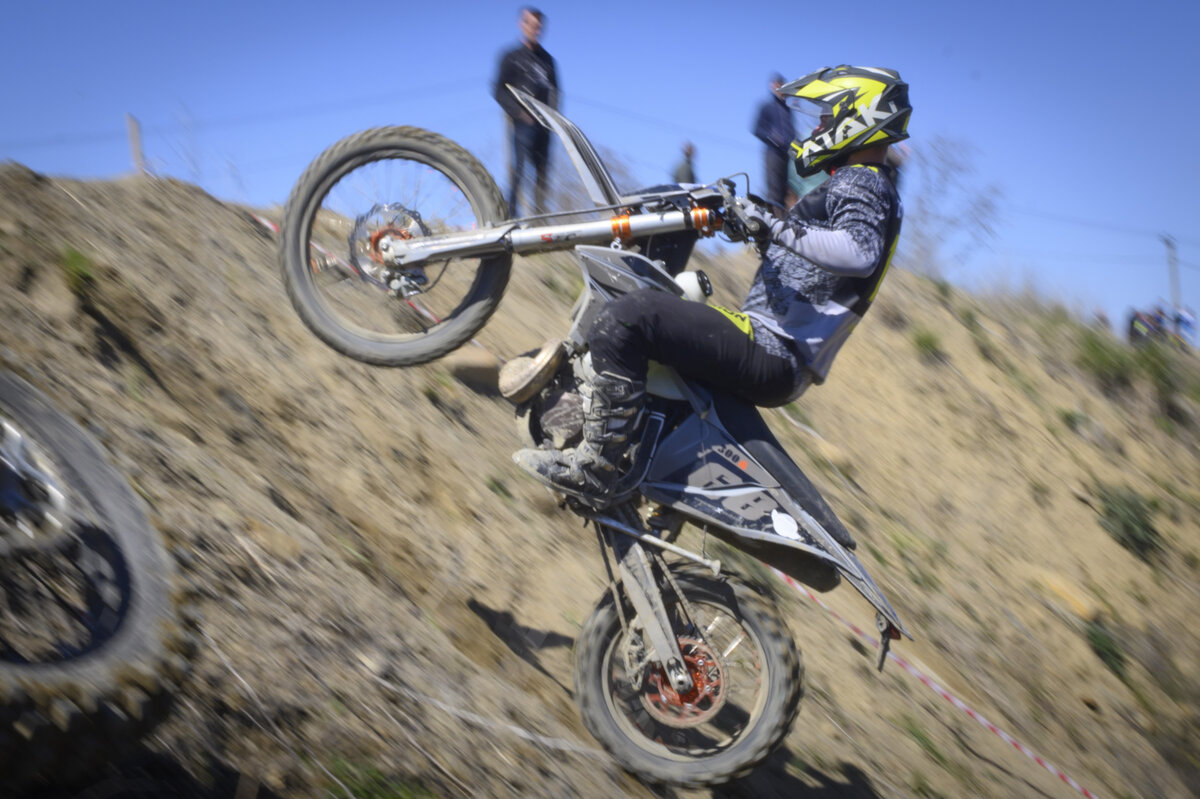 Заезжаю в крутой подъем на соревнованиях