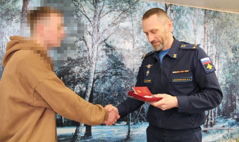     Награду бойцу вручил военный комиссар