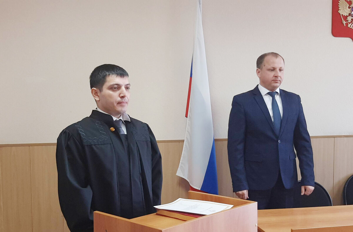 После принятия присяги Константин Бостанджиев (слева) впервые надел судейскую мантию