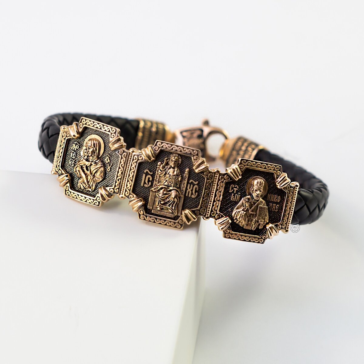 Браслет из кожи с золотыми вставками арт. 195109