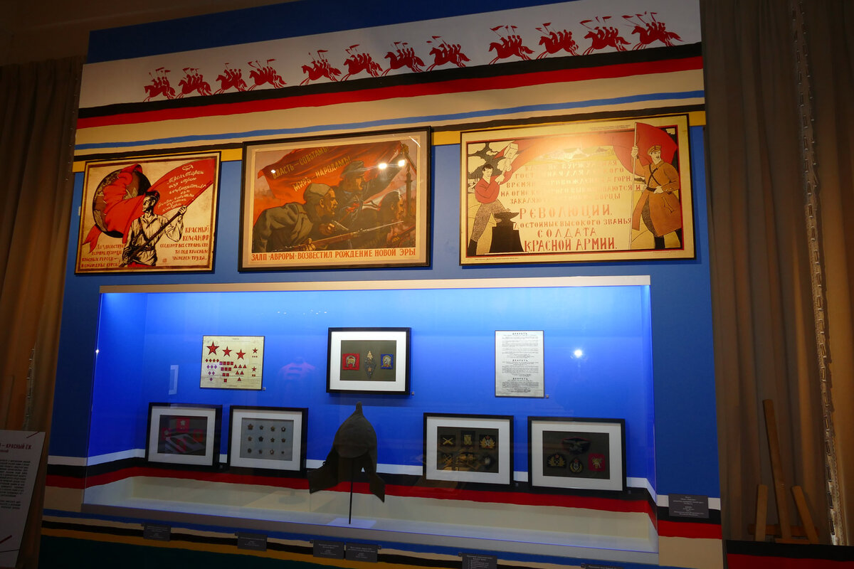 Открывшая в Музее военной формы выставка посвящена раннему периоду Красной Армии.