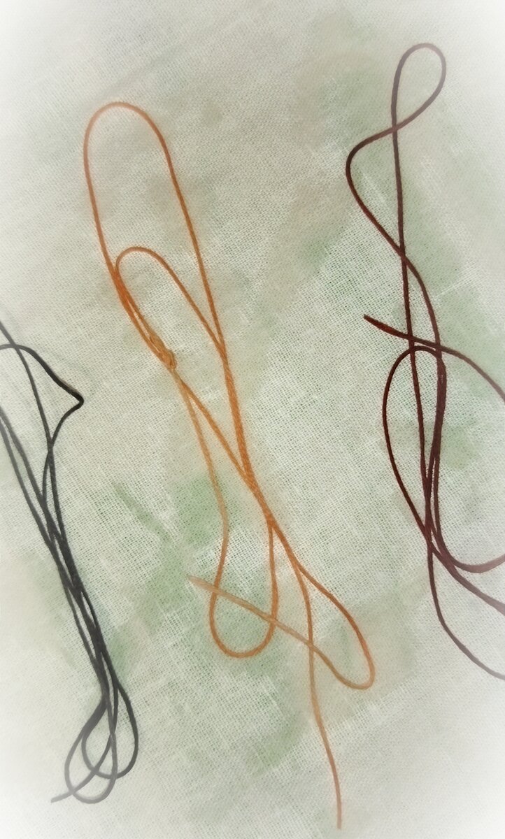 Тестирую нити на отрезе белой х/б ткани.