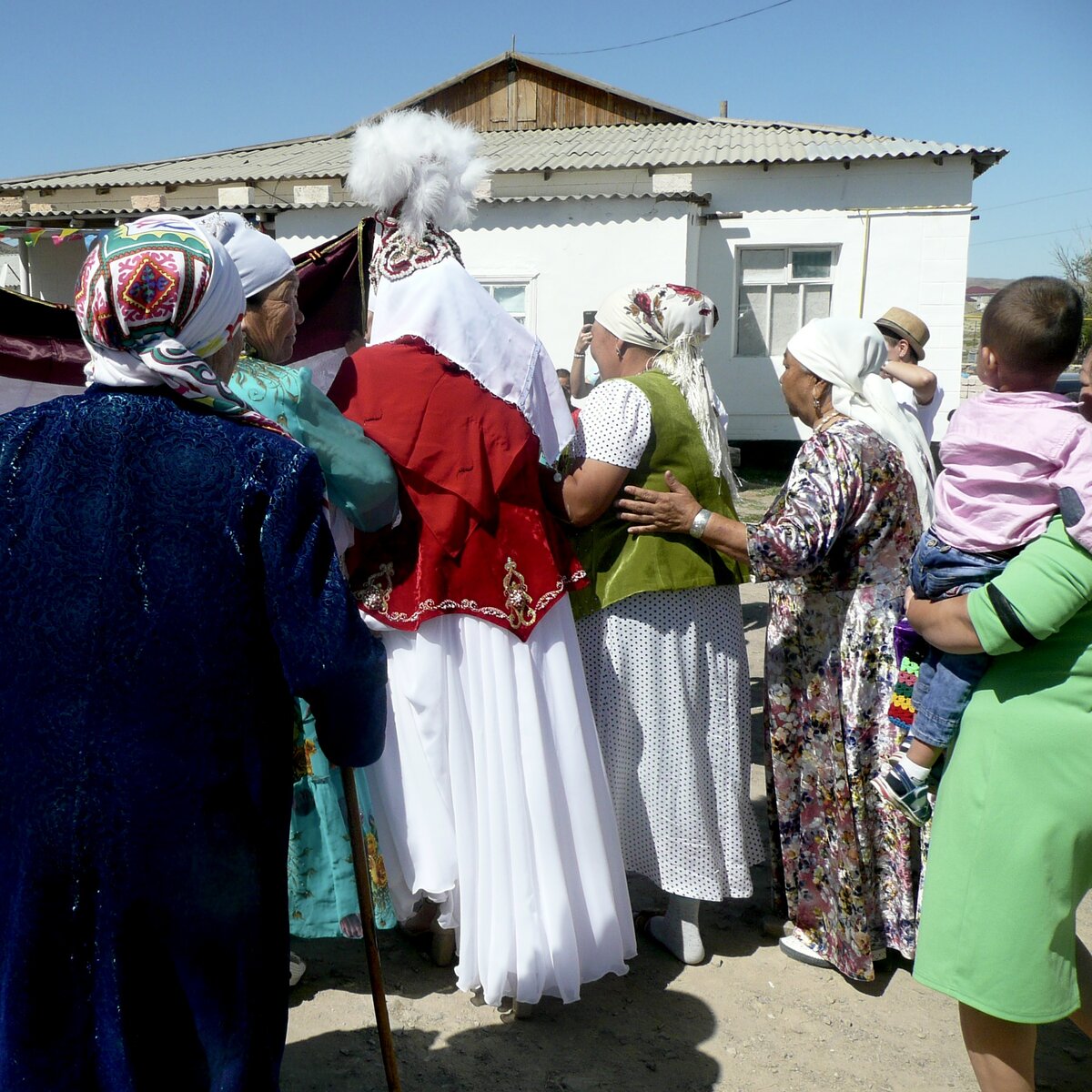 Невесту соровождают в дом жениха за занавесом. Республика Казахстан, Мангистауская обл. 2018 г. Фото Л.Ф. Поповой