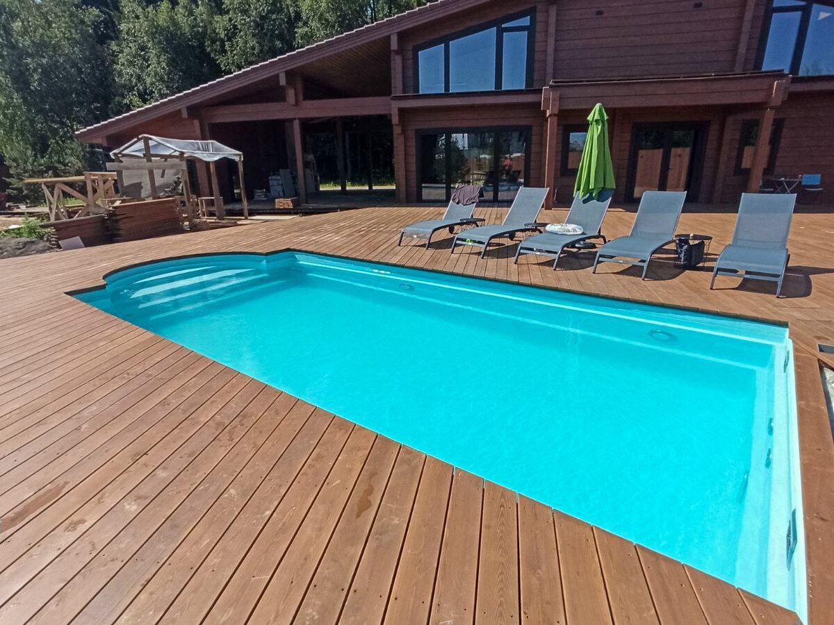 Терраса из натурального декинга. Ссылка: https://1pools.ru/about/realizovannye-proekty/kompozitnye/14944/