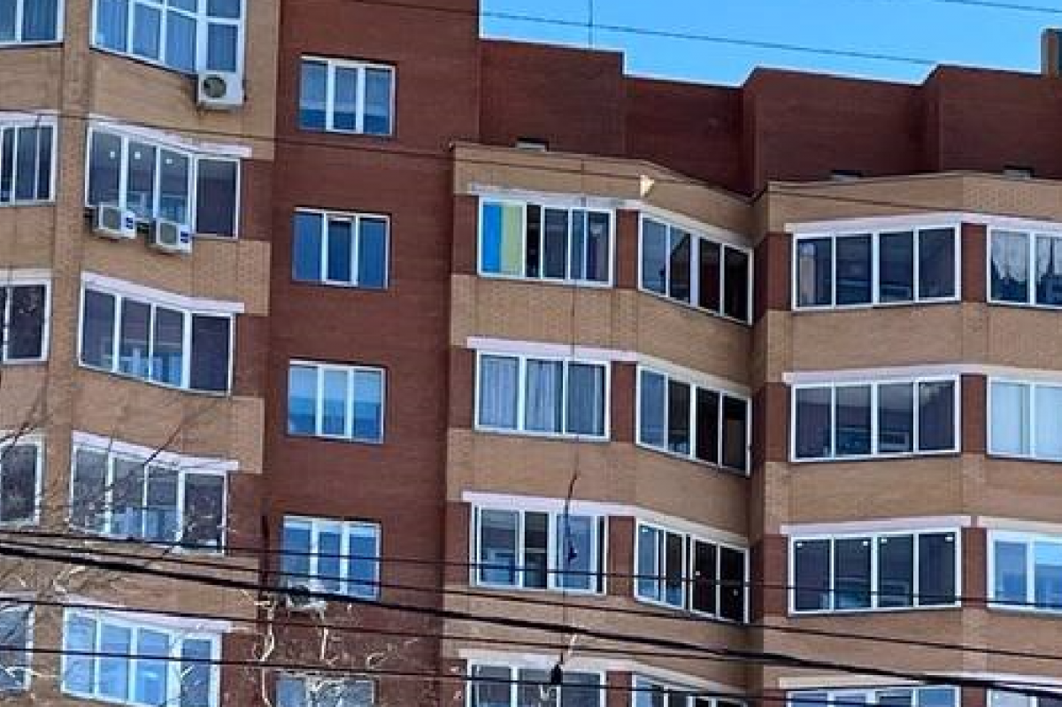    В Новосибирске появился флаг Украины в окне дома на станции «Сеятель»