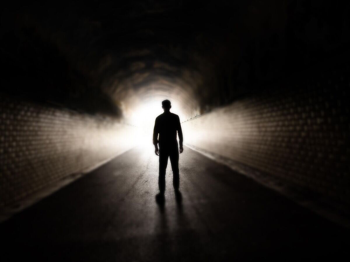    Мужчина в темном тоннеле© iStock.com / xijian