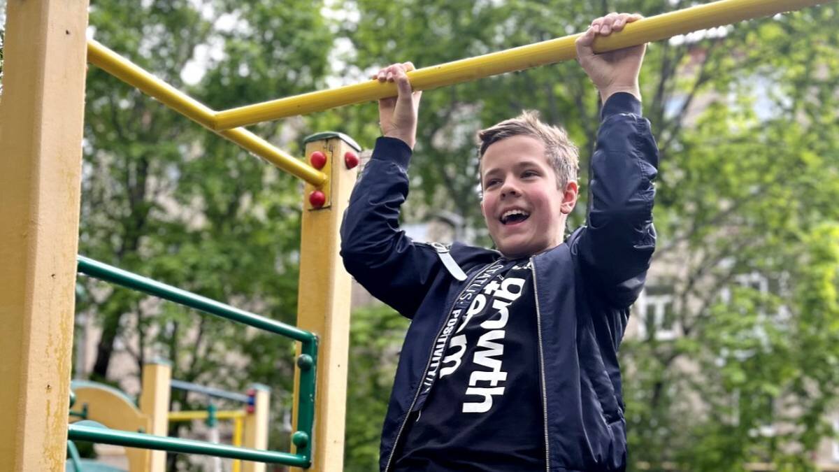    Московский школьник Илья Добровольский готовится на спортплощадке у дома к сдаче очередного норматива «Готов к труду и обороне» / Фото: Василиса Чернявская / Вечерняя Москва