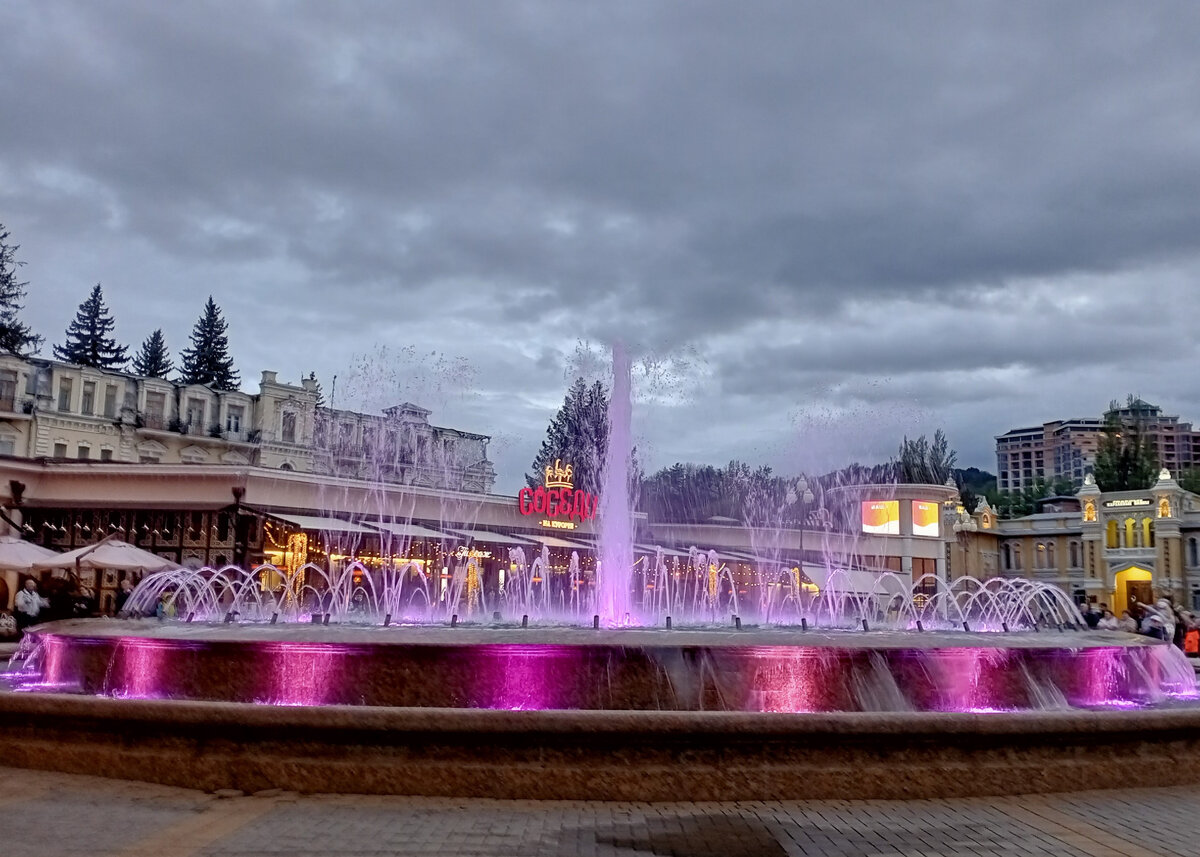 Интересно получилось: центральная струя фонтана будто разбивается о низкие облака.