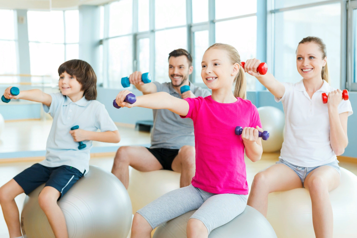 Здоровье и образование. Детский фитнес. Занятие физкультурой и спортом. Аэробика для детей. Занятие спортом дети.