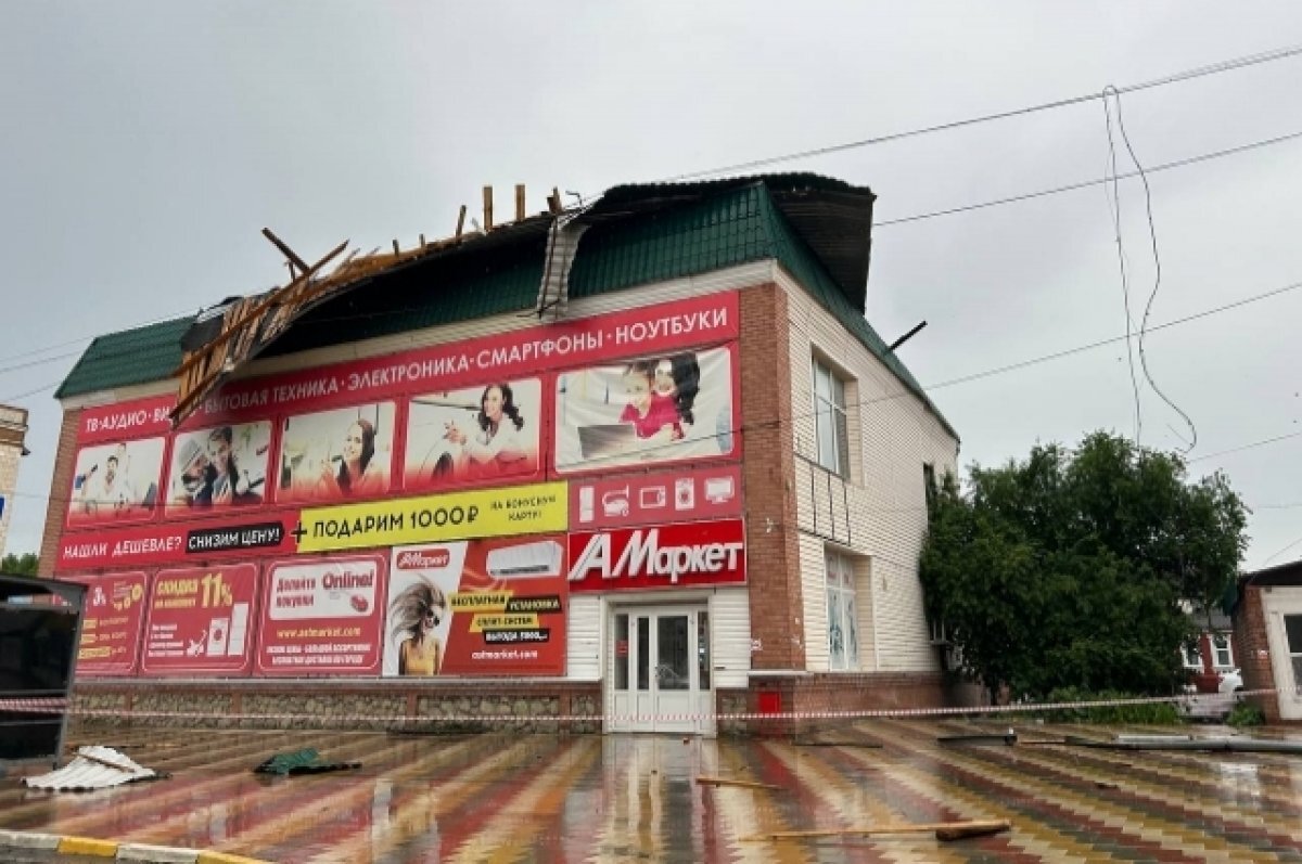    Ураганный ветер сорвал крышу со здания магазина в райцентре под Волгоградом