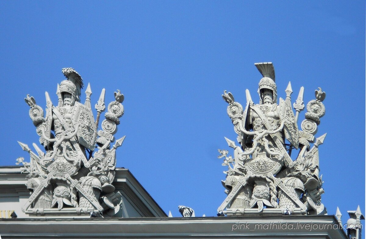 В обычное время Московские триумфальные ворота в Санкт-Петербурге выглядят так: В верхней части они украшены так называемыми трофеями, или военной арматурой - скульптурным изображением оружия, военных-2