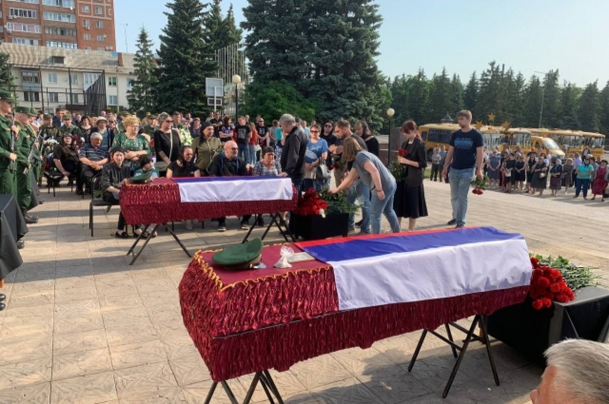   В Бугуруслане простились с тремя военнослужащими, погибшими в зоне СВО.