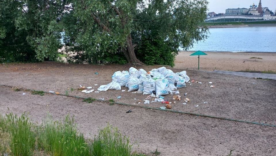     В Казани возле бывшего парка аттракционов «Кырлай» убрали мусор, но вывезти его не получилось. Местные жители пожаловались городской администрации на разлетевшийся по округе мусор.