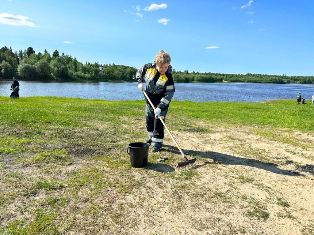 Геологи «РН-Няганьнефтегаз» очистили береговую линию озера в Нягани ...