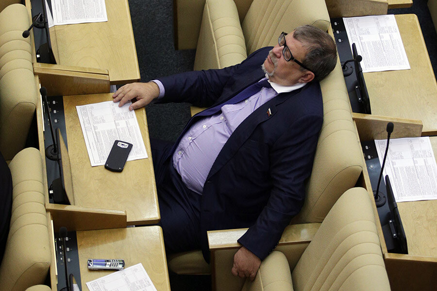 Кто такие чиновники. Депутаты Госдумы РФ спят. Аркадий Пономарев спит. Спящие депутаты. Депутаты спят на совещании.