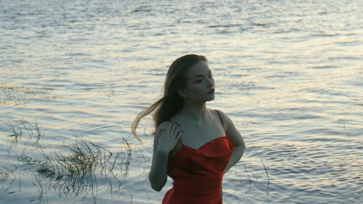     На дворе лето, а значит, самое время отправиться на пляж загорать и фотографироваться. Но можно ли сделать хорошие и интересные снимки на берегу городской реки? Спойлер: можно. Главное — приложить немного усилий и фантазии.