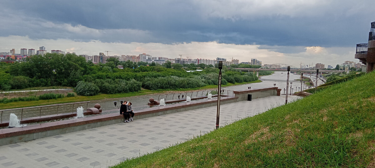 В субботу было холодно, шел дождь... Но младший ребенок захотел погулять на Набережной 