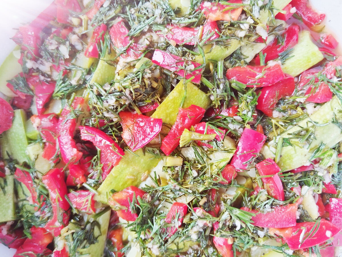 Всем привет! Сегодня хочу поделиться рецептом холодной закуски из кабачков, которая получается интересной и оригинальной на вкус. Отлично подойдёт даже к праздничному столу. Итак, начнём:  вам понадобится: