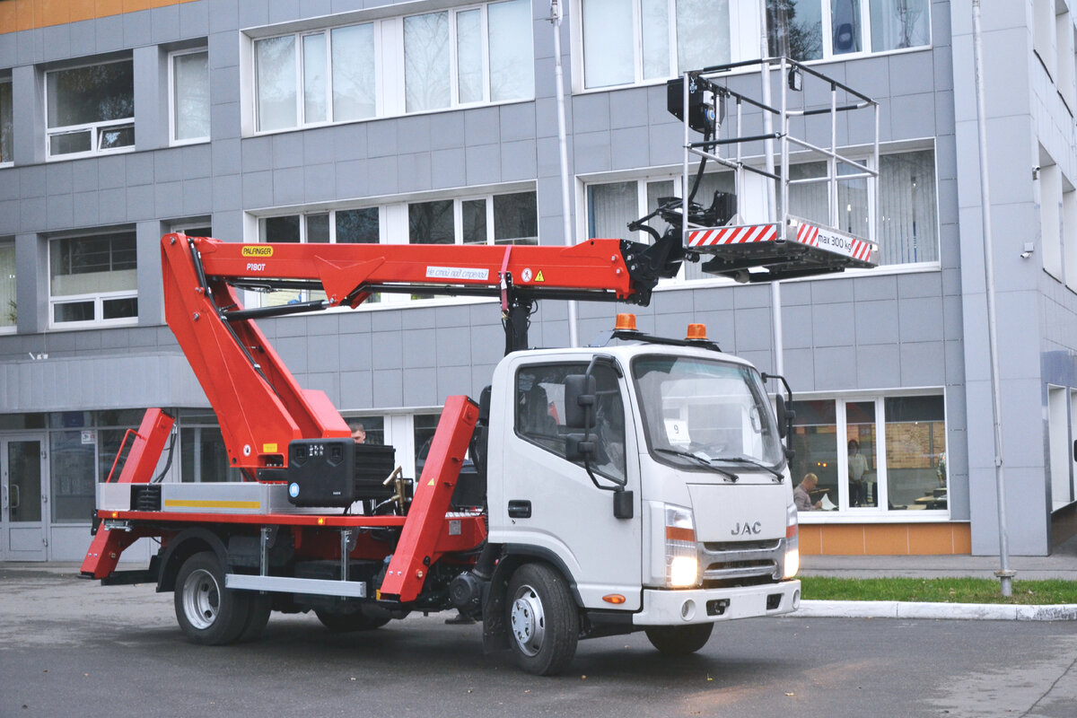 АГП LPRO компоновкой с корзиной над кабиной