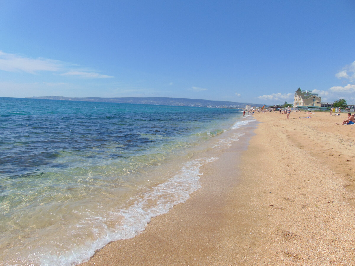 Немноголюдный пляж, Крым (личное фото)